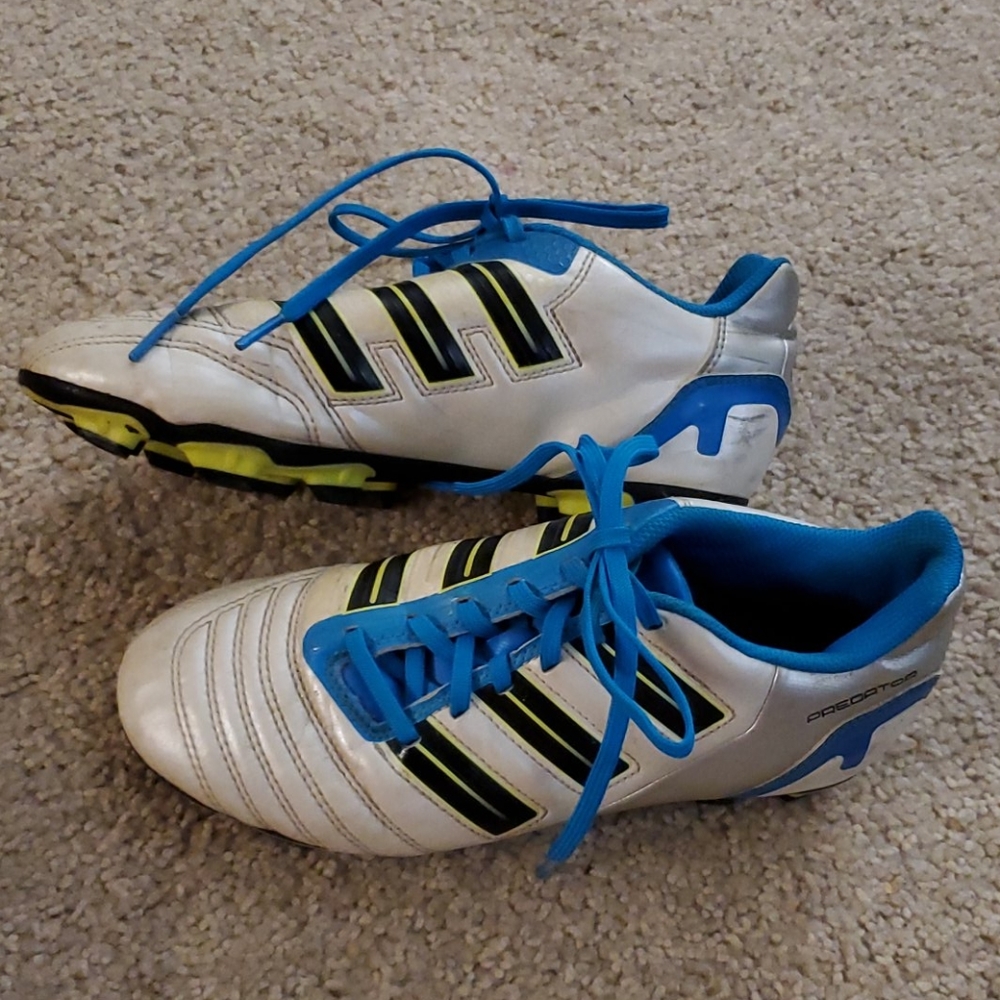 Adidas girls soccer cleats size 4